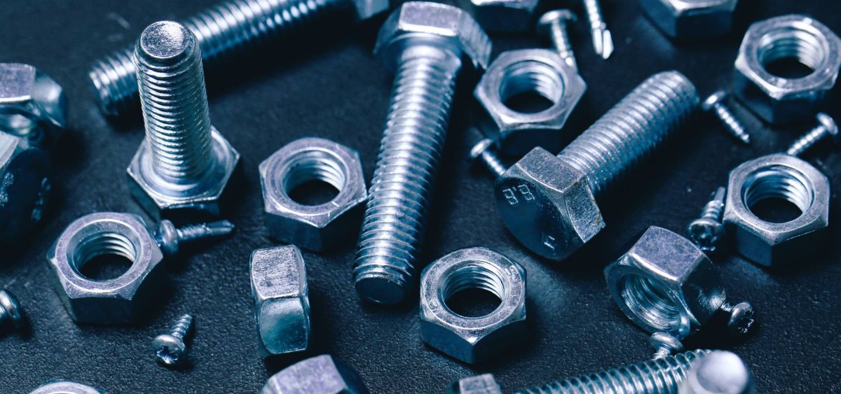 Tornillos hexagonales y tuercas galvanizadas, uno con la marca de clase 8.8 grabada en la cabeza